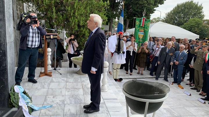 Ο Παυλόπουλος κατέθεσε στεφάνι στο μνημείο των Ελλήνων πεσόντων στη μάχη του Ρίμινι