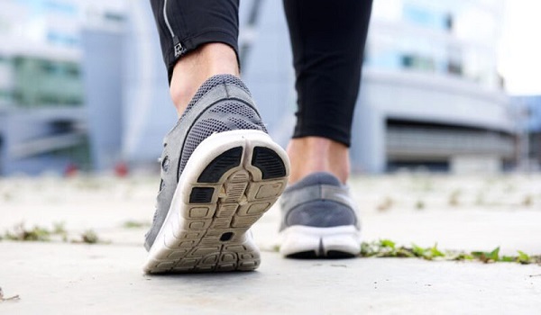Είναι το περπάτημα μετά το φαγητό καλό για την υγεία μας;