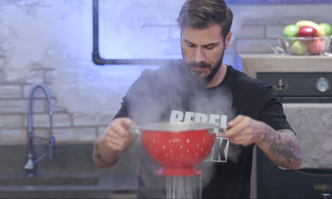 Kitchen Lab: Ο Άκης ετοιμάζει εναλλακτικό μενού τριών πιάτων!