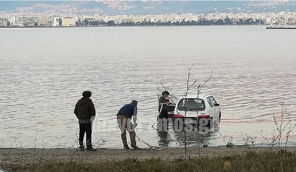 Προσπάθησε να αποφύγει άλλο όχημα και έπεσε στη θάλασσα