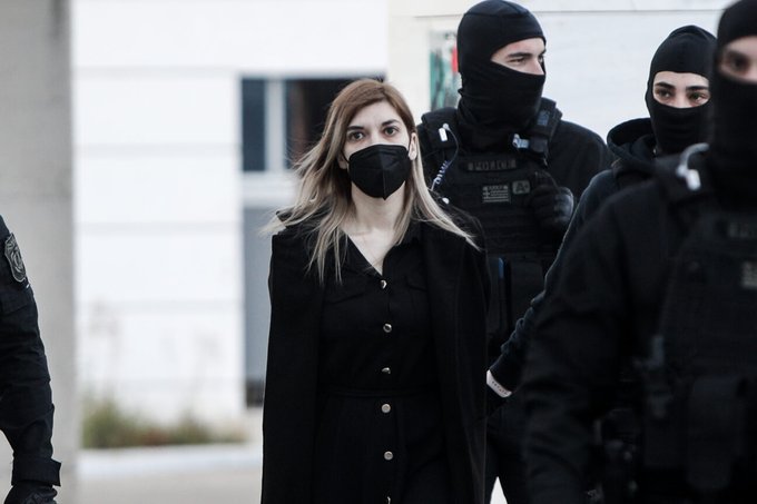 Τα κλάματα της Ρούλας Πισπιρίγκου στο άκουσμα του κατηγορητηρίου στη δίκη για τις δολοφονίες Μαλένας και Ίριδας