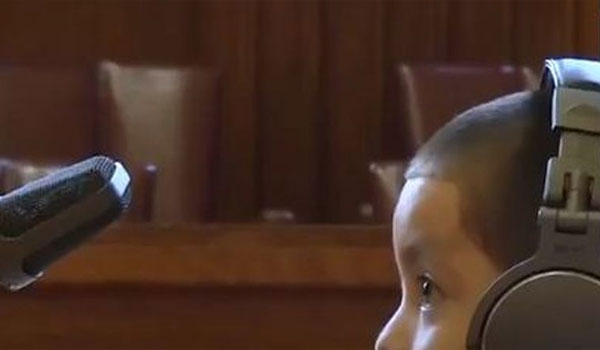 Αυτό το video πρέπει να το δεις: Τι συμβαίνει όταν ασυνόδευτα ανήλικα παιδιά μεταναστών δικάζονται στις ΗΠΑ