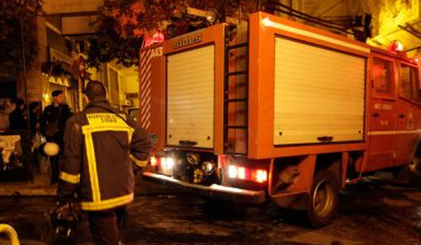Σε εξέλιξη μεγάλη πυρκαγιά σε αντιπροσωπεία τρακτερ στη Σίνδο