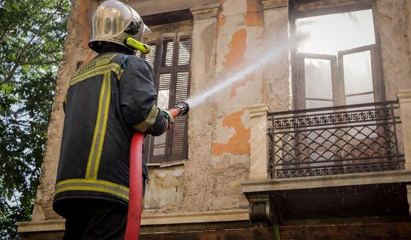 Απεγκλωβίστηκαν επτά άτομα από φλεγόμενο ακατοίκητο κτίριο στην Αθήνα