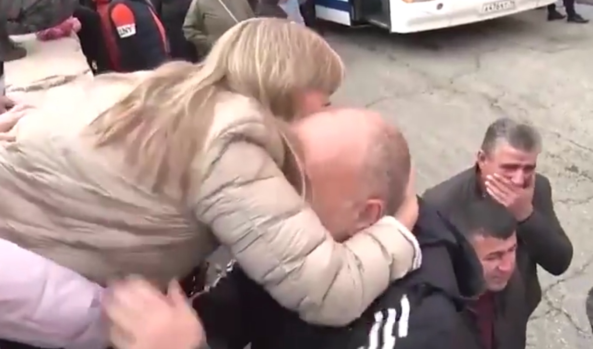 Ξεκίνησε η επιστράτευση στη Ρωσία: Με δάκρυα αποχαιρετούν οι άνδρες τις οικογένειές τους