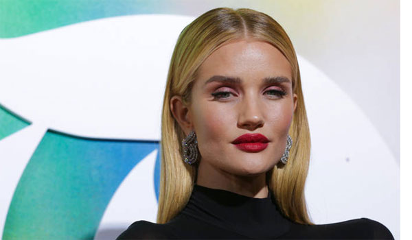 Τι κάνει η Rosie Huntington-Whiteley και παραμένει εκτυφλωτικά όμορφη