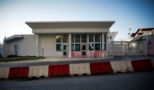 Επίθεση του Ρουβίκωνα με μπογιές στην πρεσβεία των ΗΠΑ. Οκτώ προσαγωγές