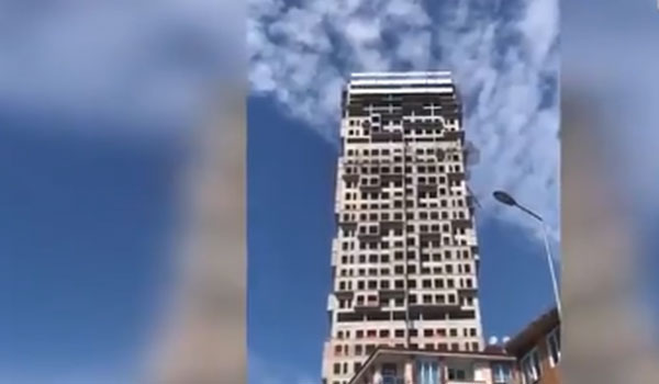 Συγκλονιστικό βίντεο από τον σεισμό στην Τουρκία - Σείεται πολυώροφο κτήριο