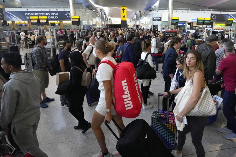 Εικόνες χάους στα αεροδρόμια της Ευρώπης με απεργίες και καθυστερήσεις
