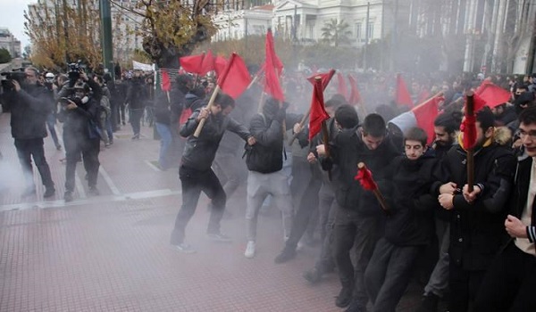 Ένταση και χημικά στο πανεκπαιδευτικό συλλαλητήριο