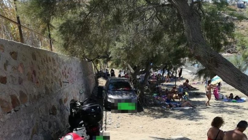 Σύρος: Κατακραυγή για τον οδηγό που πάρκαρε το αυτοκίνητό του πάνω στο κύμα
