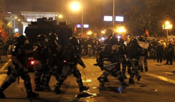 Σκόπια: Διαδηλώσεις, ξύλο και τραυματισμοί για τη συμφωνία