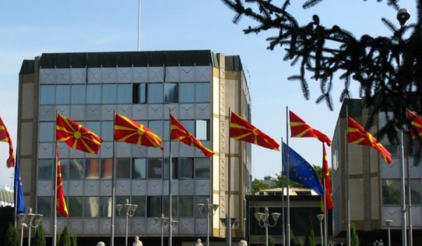 Σκόπια: Δημοκρατία της Βόρειας Μακεδονίας πλέον στα κυβερνητικά κτήρια