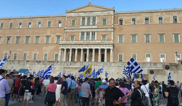Επεισόδια στο συλλαλητήριο για το μακεδονικό στο Σύνταγμα με χρήση χημικών
