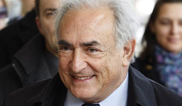 Αγνώριστος ο Στρος Καν κάνει διακοπές στα στενά της Μυκόνου