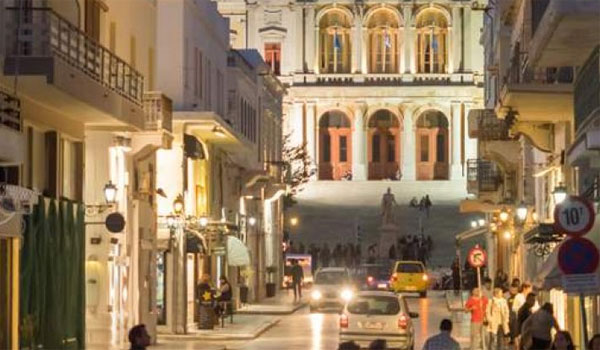 Σύρος: Οδηγός ταξί παρέσυρε δύο πεζούς. Στο νοσοκομείο ένας 28χρονος και μία 30χρονη