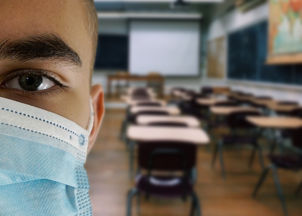 Σχολεία: Καταργούνται τα μέτρα για τον κορονοϊό – Κανονικά θα υπολογίζονται οι απουσίες για τους μαθητές που νοσούν