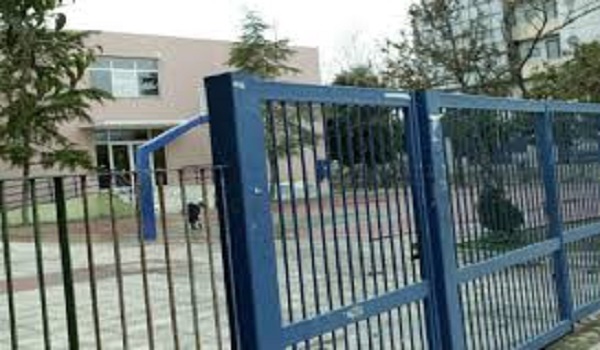 Ξυλοδαρμός 15χρονου έξω από σχολείο στην Αθήνα – Τραβούσε βίντεο συμμαθήτριά του