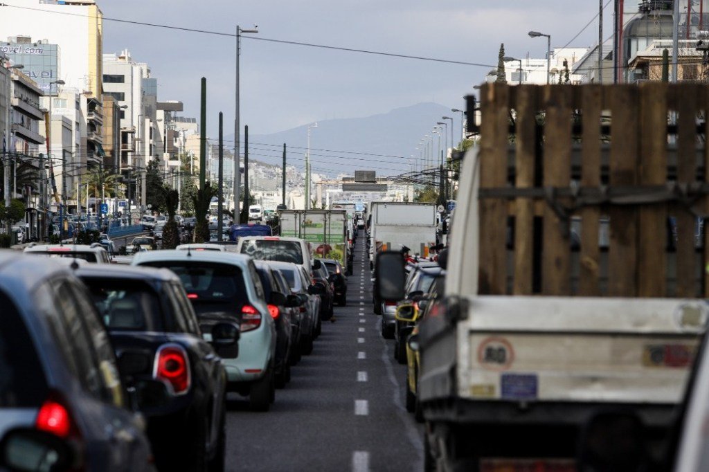 Κίνηση στους δρόμους: Καθυστερήσεις στην Αττική Οδό μετά από τροχαίο