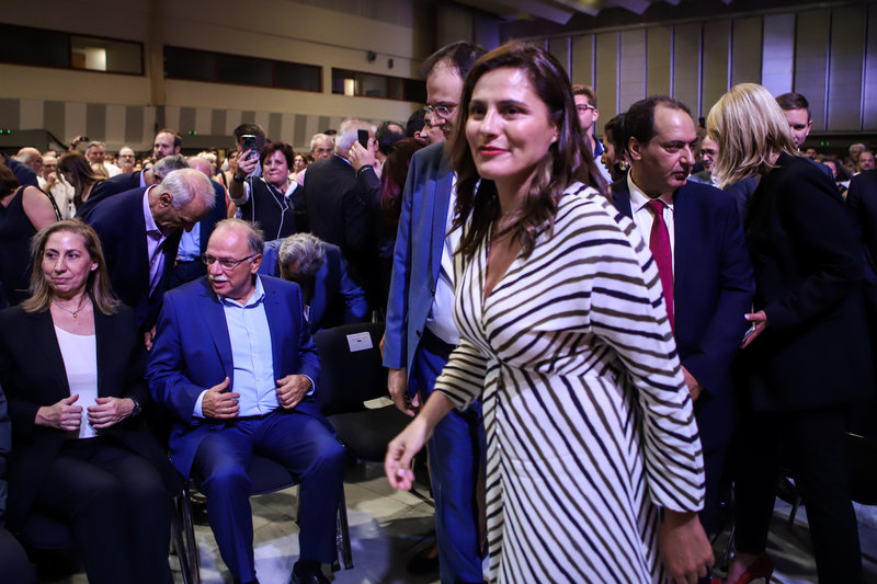 Τα πηγαδάκια και τα παρασκήνια στην ομιλία Τσίπρα -Χαμογελαστή Περιστέρα Μπαζιάνα στα ριγέ