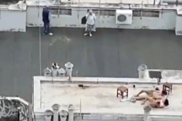 Αχόρταγο ζευγάρι έκανε σeξ μέρα μεσημέρι στην ταράτσα σπιτιού - Ο άνδρας χαιρέτισε στην κάμερα που τον κατέγραφε