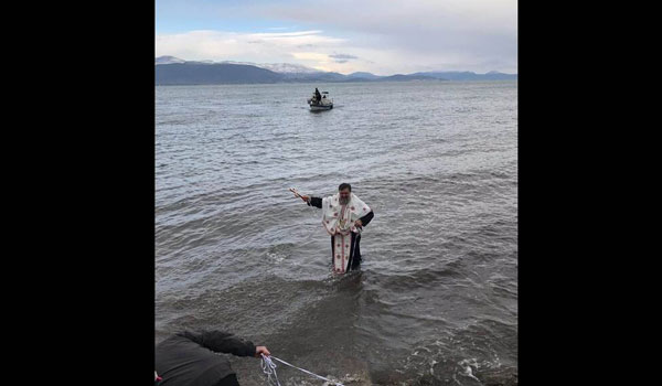 Θεοφάνεια 2020 - Φθιώτιδα: Δεν βούτηξε κανένας στα νερά και έπεσε ο ιερέας για το σταυρό