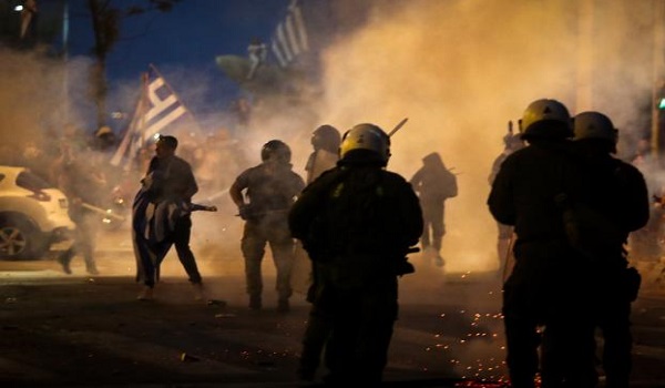 Με έπιασαν από το λαιμό - Αυτόφωρο για τρεις άνδρες των ΜΑΤ για επίθεση και ρατσιστικές εκφράσεις