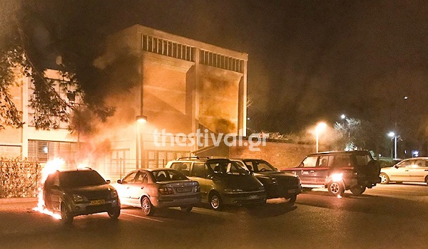 Θεσσαλονίκη: Παρέσυρε κάδους, χτύπησε αυτοκίνητα, παράτησε το αυτοκίνητο και έφυγε