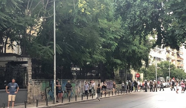 Επεισόδια στη Θεσσαλονίκη μεταξύ διαδηλωτών για τη Μακεδονία και αντιεξουσιαστώv