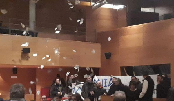Ένταση το δημοτικό συμβούλιο της Θεσσαλονίκης με μέλη της Χρυσής Αυγής
