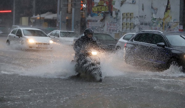 Ισχυρή καταιγίδα με χαλάζι πλήττει την Θεσσαλονίκη