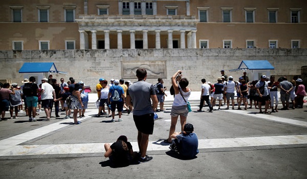 Έκανε τον ταξιτζή σε τουρίστες χωρίς καν να έχει δίπλωμα οδήγησης
