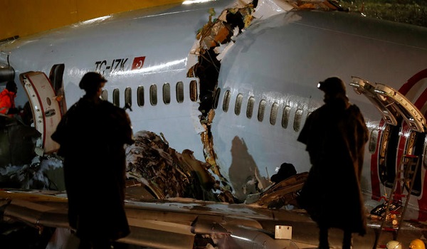 Τουρκία: Η στιγμή που το Boeing κόβεται στα τρία. Ένας νεκρός. Οι δραματικοί διάλογοι