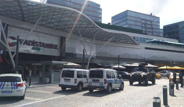 Κωνσταντινούπολη: Παραδόθηκε ο ένοπλος που εισέβαλε σε εμπορικό κέντρο