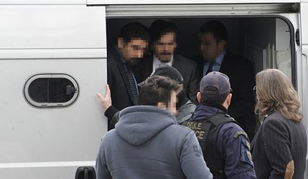 Μετέφεραν σε άλλο μυστικό μέρος τους οκτώ Τούρκους που επικήρυξε ο Ερντογάν