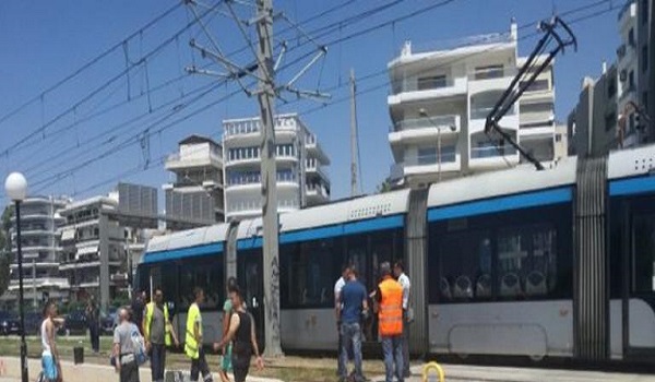 Τραγωδία στον Άλιμο: Παρασύρθηκε από το τραμ - ΄Έσωσε τελευταία στιγμή την βαφτιστήρα του