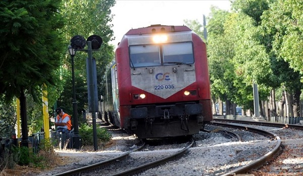Τρένο με 285 επιβάτες προσέκρουσε σε βράχια στο δρομολόγιο για Θεσσαλονίκη