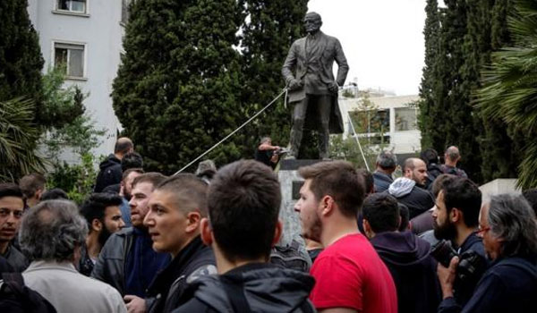 Επεισόδια και χημικά στο αντιπολεμικό συλλαλητήριο. Επιχείρησαν να ρίξουν το άγαλμα του Τρούμαν