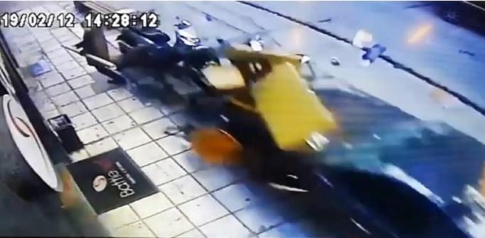 Θεσσαλονίκη: Η στιγμή που το τρελό ΙΧ πέφτει πάνω σε πεζούς. Σοκαριστικό βίντεο