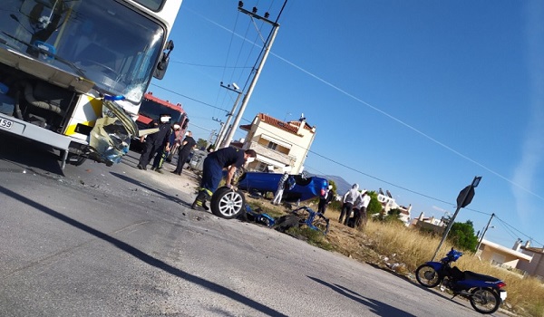 Σύγκρουση λεωφορείου με ΙΧ στο Μενίδι με έναν τραυματία