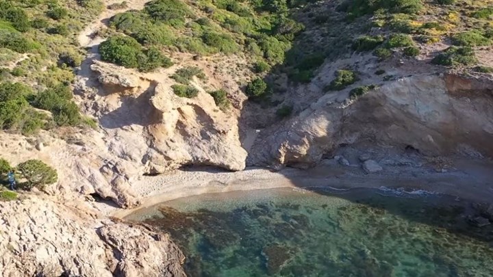 Τσίου: Η άγνωστη πανέμορφη παραλία που βρίσκεται μόλις 45 λεπτά από την Αθήνα