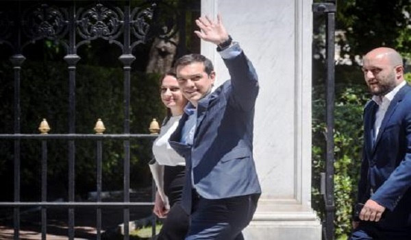 Το παρασκήνιο της γραβάτας: Ο κόμπος του Τζανακόπουλου και η ατάκα Τσίπρα