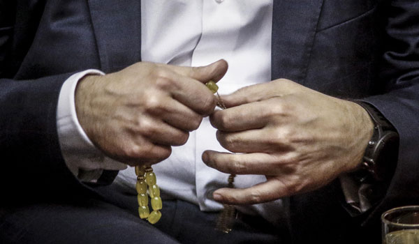 Ο Τσίπρας με κομπολόι, ο Καραμανλής χωρίς γραβάτα στην βουλή