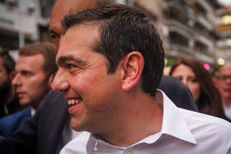 Το σημάδι από κραγιόν στο μάγουλο του Τσίπρα