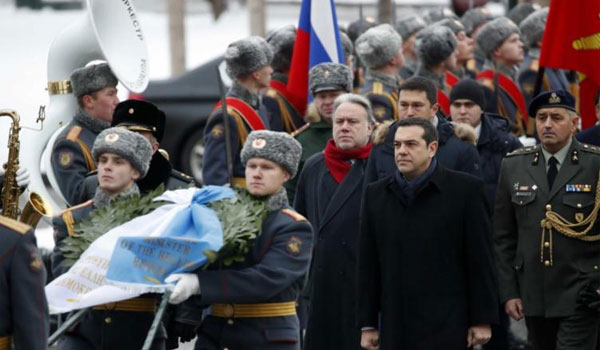 Κατάθεση στεφάνου από τον Τσίπρα στην παγωμένη Μόσχα