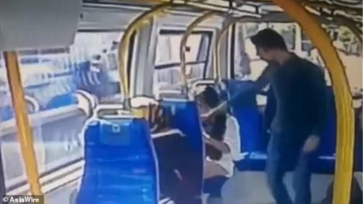 Θρασύδειλος Τούρκος χαστούκισε κοπέλα μέσα στο λεωφορείο επειδή φορούσε σορτς