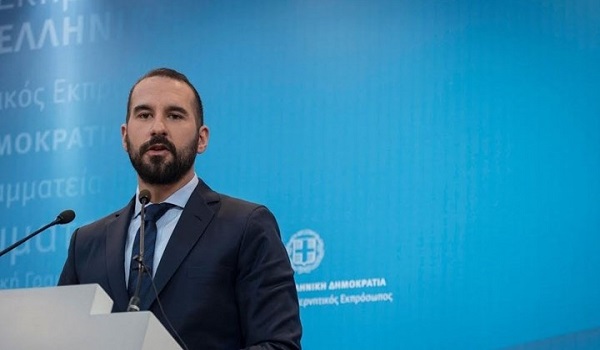 LIVE: Η ενημέρωση των πολιτικών συντακτών από τον κυβερνητικό εκπρόσωπο