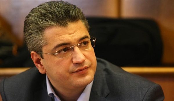 Τον μισό μισθό του για τους επόμενους δύο μήνες καταθέτει ο Τζιτζικώστας