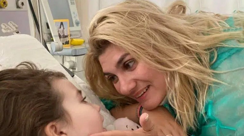 Έλεγα μην φύγεις, μην φύγεις. Δεν θα πεθάνεις. Όχι κι εσύ