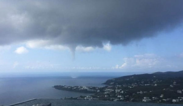 Κακοκαιρία: Εντυπωσιακός υδροστρόβιλος στη Σύρο